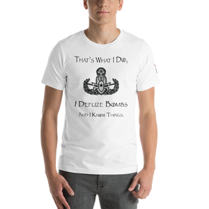 "That's What I Do, I Defuze Bombs, and I Know Things" T-Shirt