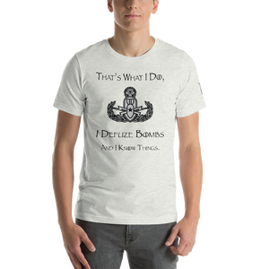 "That's What I Do, I Defuze Bombs, and I Know Things" T-Shirt